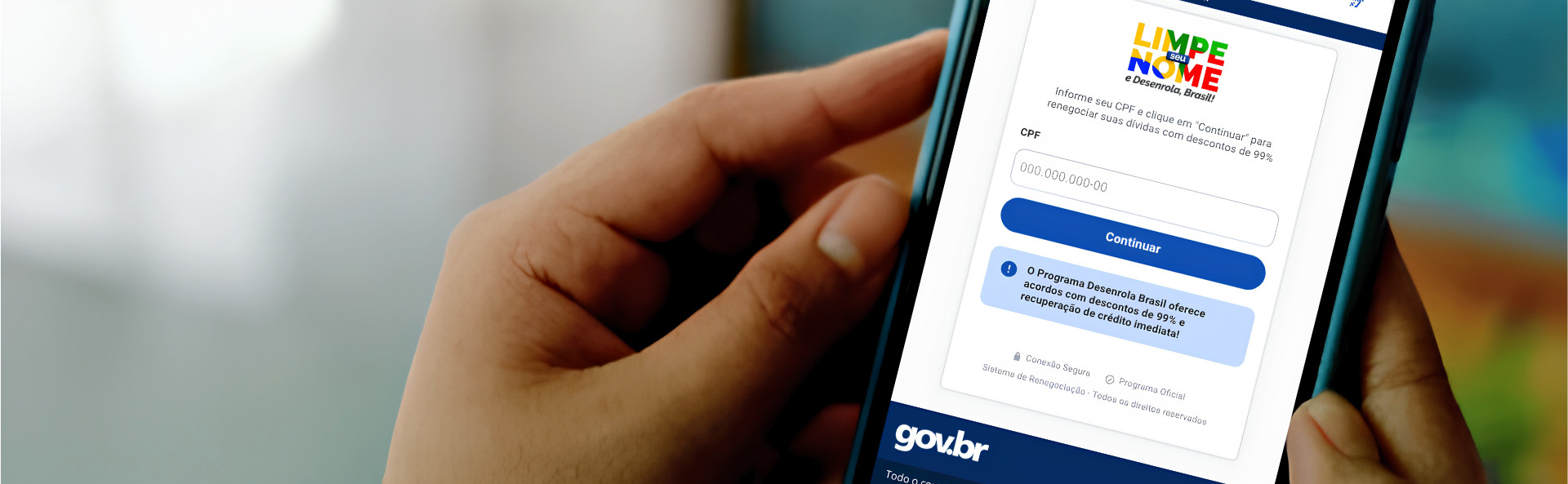 Pessoa segurando celular com tela de consulta